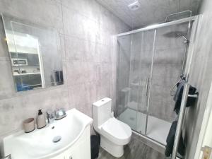 Batley CarrHomestay by BIC Legends 1的带淋浴、卫生间和盥洗盆的浴室