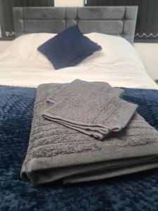 Batley CarrHomestay by BIC Legends 1的床上的一大堆毛巾