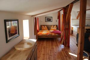 KröslinKanuhof Spandowerhagen的一间卧室配有带橙色和黄色枕头的床