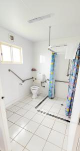 帕克斯Spicer Caravan Park的白色的浴室设有卫生间和窗户。