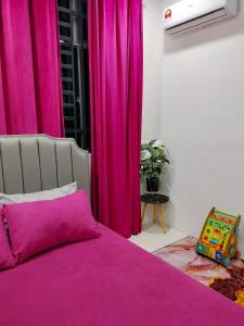 居林Creatills luxury homestay Kulim & hi-tech的卧室配有粉红色窗帘和床