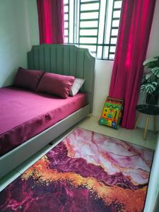 居林Creatills luxury homestay Kulim & hi-tech的一间卧室配有床和一个带粉红色窗帘的窗户。