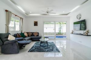 拉威海滩Jasmine Pool Villa in Nai Harn的带沙发和电视的客厅