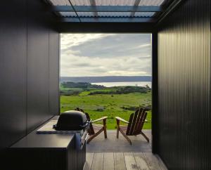 潘尼萧CABN Kangaroo Island的客房设有一个享有田野美景的阳台。