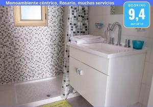 罗萨里奥Monoambiente Céntrico, Nuevo, Cochera y Muchos mas servicios的白色的浴室设有水槽和淋浴。