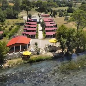马纳夫加特Kanyon Yaşam Evleri的享有毗邻河流的度假胜地的空中景致