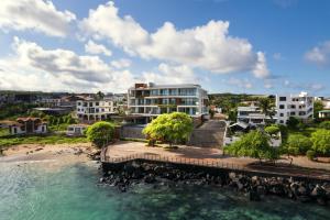 巴克里索莫雷诺港Hotel Indigo - Galapagos, an IHG Hotel的享有海滩和建筑的空中景致