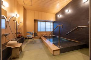 Utsumiサポートイン南知多的一间带游泳池和浴缸的浴室