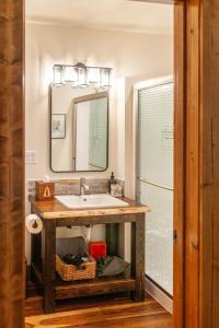 CarsonBackwoods Cabins的一间带水槽和镜子的浴室