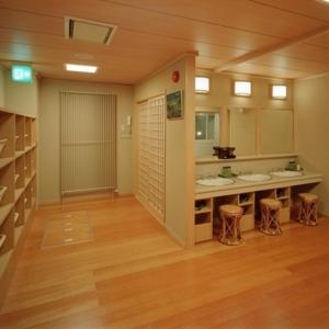 函馆一乃松日式旅馆的浴室设有2个水槽和2面镜子