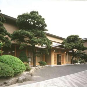 函馆一乃松日式旅馆的前面有两棵树的建筑