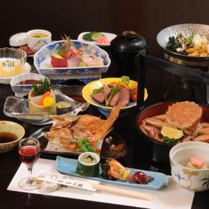 函馆一乃松日式旅馆的一张桌子上摆着许多不同的食物
