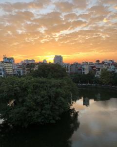 河内LIF HOMES - ngõ 15 P. Hồ Giám - by Bayluxury的日落时分城市与河流美景
