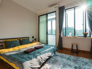 河内LIF HOMES - ngõ 15 P. Hồ Giám - by Bayluxury的一间卧室设有一张大床和大窗户