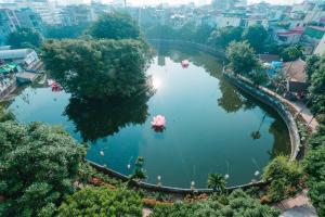 河内LIF HOMES - ngõ 15 P. Hồ Giám - by Bayluxury的城市河流的空中景观