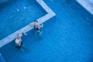 索拉哈Hotel Aikawa的两个男人在游泳池游泳