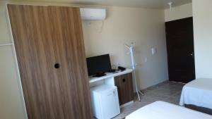 MontenegroHotel Niro的酒店客房带一张床、一台电视机以及一间房间