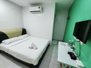 亚娄Minshu RoomStay的小房间设有一张床和一台平面电视