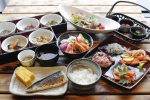 大阪The Rise Osaka Namba的餐桌上放着食物和碗