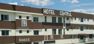 伊拉普阿托Hotel Central Irapuato - Hotel en Irapuato的一间酒店,在它的侧面设有酒店中心