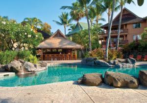 科纳Club Wyndham Kona Hawaiian Resort的度假村前的游泳池