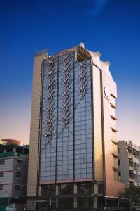 达卡The Zabeer Dhaka的一座高大的建筑,有很多窗户