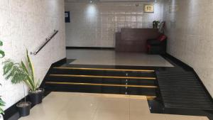 迪拜Dubai NorthStar Hostels的一间等待客房,设有楼梯和沙发