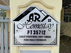 瓜拉丁加奴AR HOMESTAY KUALA TERENGGANU的墙上房屋的标志