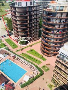 高尼奥Super Lux Apartment Mgzavrebi的享有带游泳池的建筑的空中景致