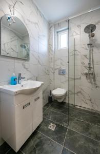 维尔蒂尼克M&A Apartmani的一间带水槽、淋浴和卫生间的浴室