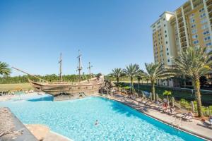 基西米3 Bed Resort Condo Min to Disney的一座大型游泳池,上面有一艘海盗船