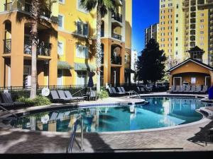 基西米3 Bed Resort Condo Min to Disney的一座建筑物中央的游泳池