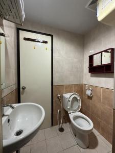 雅加达Apartment Taman Sari - Travelnesian Home的浴室配有白色卫生间和盥洗盆。