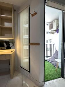 雅加达Apartment Taman Sari - Travelnesian Home的带书桌的厨房内的滑动玻璃门