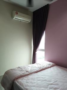 大山脚Metropol Suite的一间卧室配有一张床,窗户配有空调