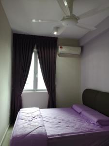 大山脚Metropol Suite的一间卧室设有紫色的床和窗户