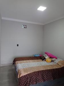 乌贝拉巴Casa de lazer km eventos的一间卧室配有一张带2个物品的床