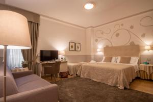 布雷西亚安巴夏托利酒店的酒店客房配有两张床和一张书桌