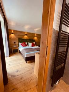 克查赫隆休姆啤酒酒店及私人酿酒厂的一间卧室配有红色枕头的床