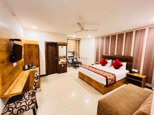 新德里Ashoka International Hotel - Karol Bagh New Delhi的酒店客房,配有床和沙发