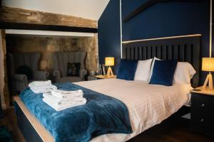 Seaton乔治与龙住宿加早餐旅馆的一间卧室配有一张带蓝色墙壁的大床
