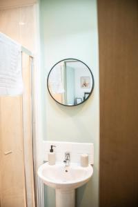 Seaton乔治与龙住宿加早餐旅馆的浴室设有水槽和墙上的镜子