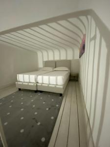 佛罗伦萨伯吉斯宫殿艺术酒店的一间白色客房内的床铺卧室