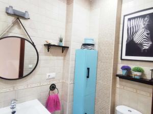 奇克拉纳－德拉弗龙特拉Apartamento Agua marina con terraza的浴室设有蓝色橱柜,旁边是水槽