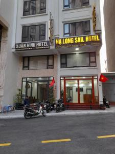 下龙湾Sail Hotel Hạ Long的一辆摩托车停在酒店前面的酒店