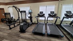 雷德洛治贝尔图斯度假酒店加小屋的健身房设有数台跑步机和椭圆机