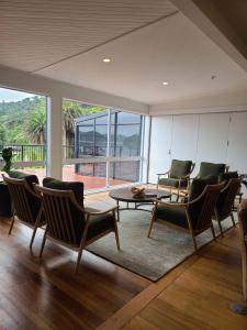 PortageThe Portage Resort的客厅配有椅子和桌子,设有大窗户