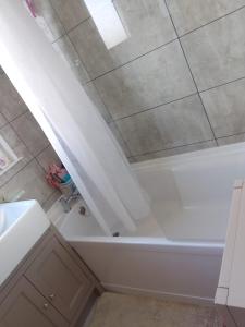 InvergowrieMide’s House的浴室配有白色浴缸,设有天花板