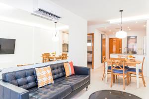 阿勒纳勒斯德尔索尔Myflats Premium Arenales Hills的带沙发的客厅和用餐室