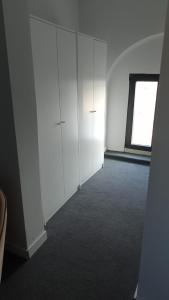 AksuRED FLAG HOTEL的一间空房间,配有白色橱柜和窗户